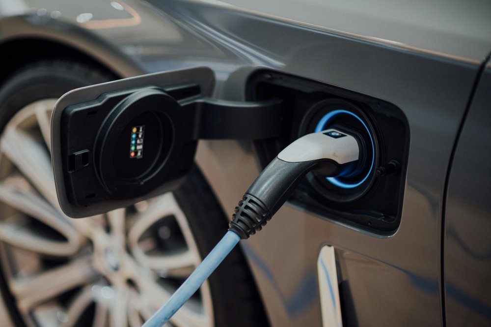 Elektro-Auto wird aufgeladen (c) Chuttersnap / unsplash Elektro-Auto wird aufgeladen (c) Chuttersnap / unsplash